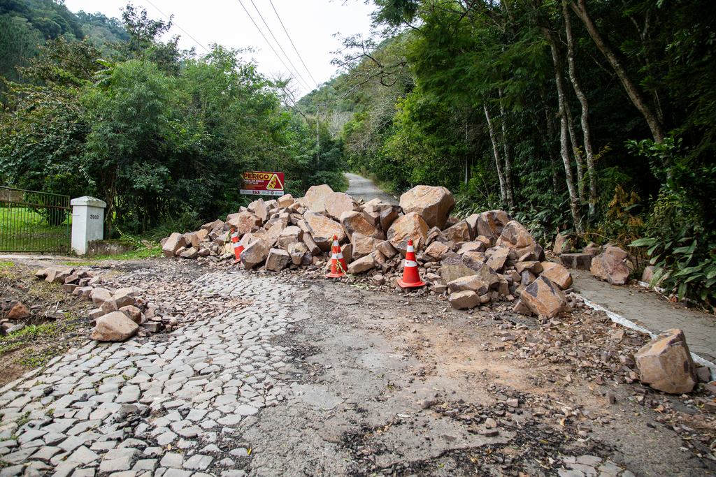 Sem prazo para reconstrução, Estrada do Perau mantém sinais do deslizamento de 2024 que afetam o cotidiano de moradores e usuários