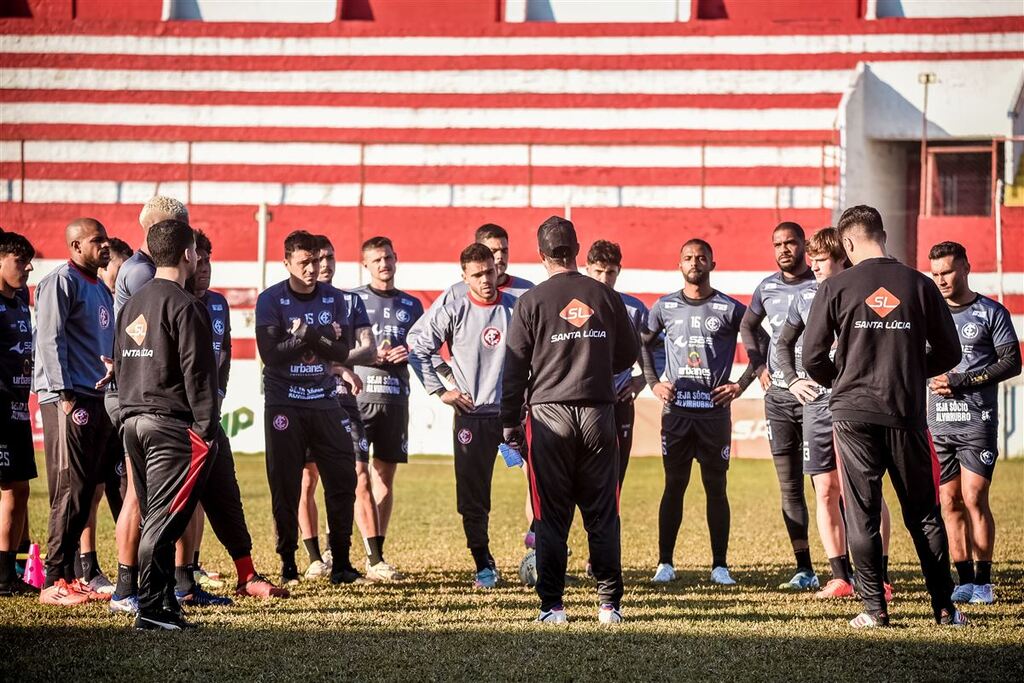 Inter-SM duela com o Santa Cruz neste domingo no Presidente Vargas