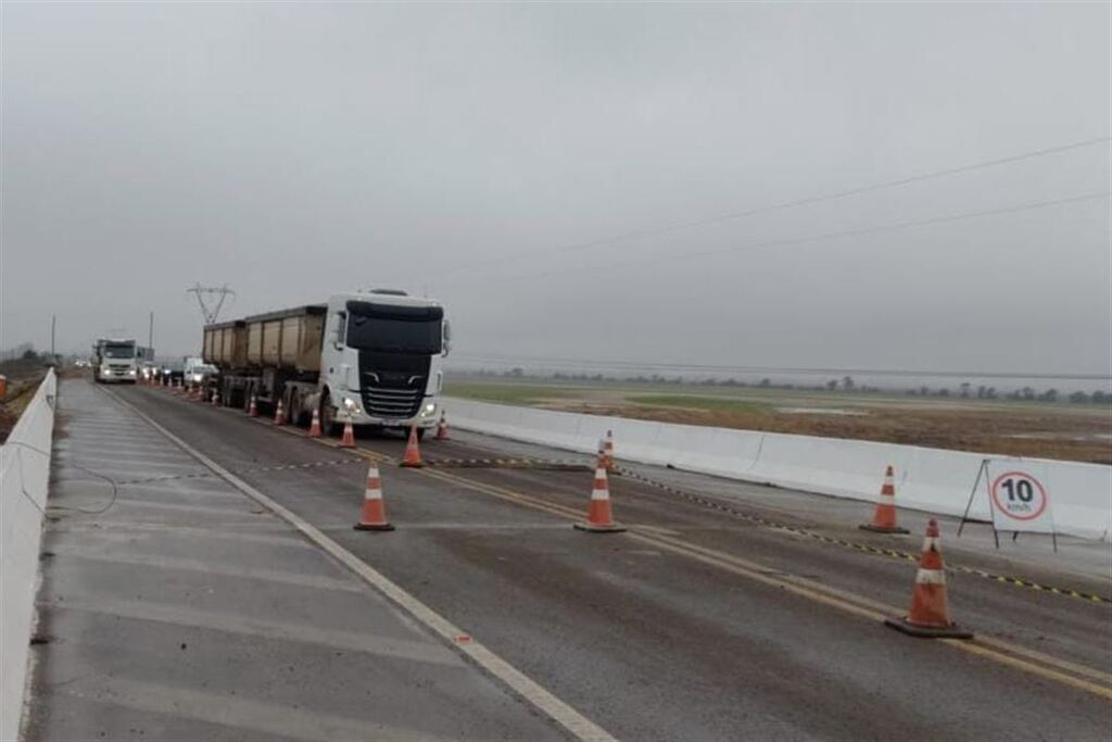 Trânsito é liberado para todos os tipos de veículos na ponte da Várzea do Rio Toropi, na BR-287