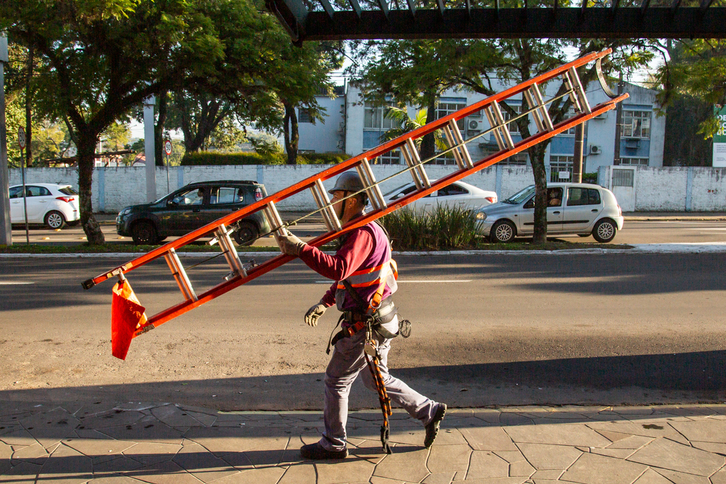 Mutirão para retirada de fios segue nesta quarta no centro de Santa Maria