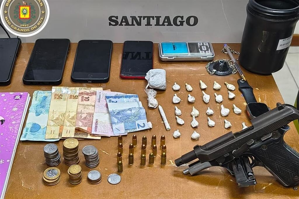 Brigada Militar prende dois homens e apreende uma adolescente com drogas e armas em Santiago