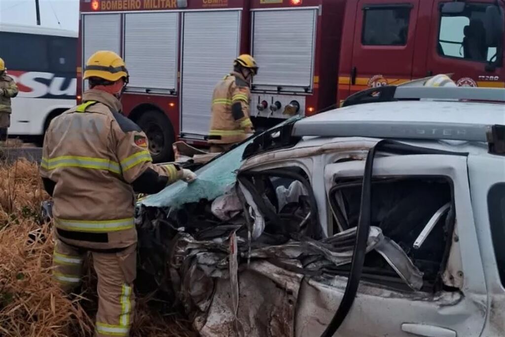 Homem morre após ficar preso nas ferragens em colisão frontal entre carro e caminhão no noroeste do Estado