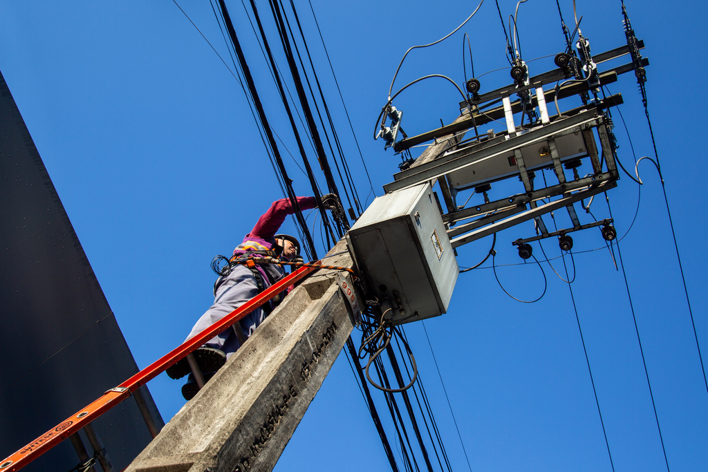 Em dois dias de mutirão, mais de 700 kg de fios em desuso foram retirados do centro de Santa Maria