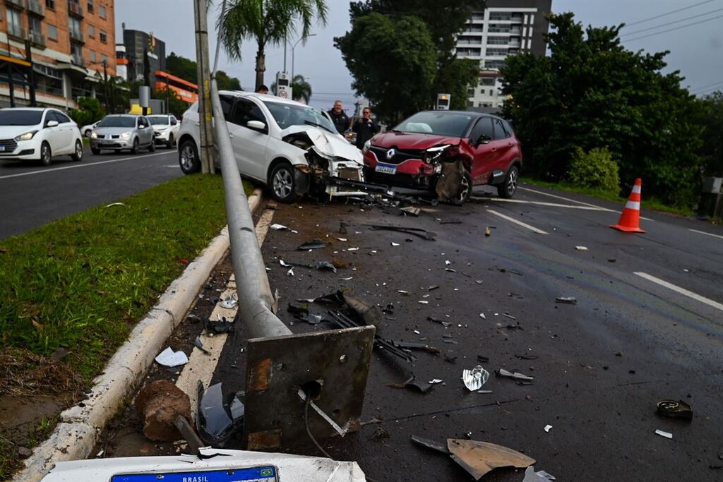 Acidente envolve três veículos, bloqueia trânsito e deixa feridos em Santa Maria