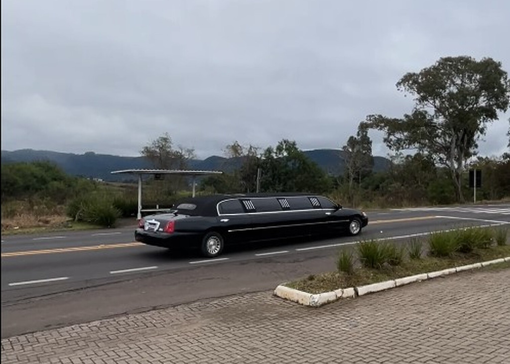 VÍDEO: Limousine circula por Santa Maria nesta sexta-feira e desperta curiosidade