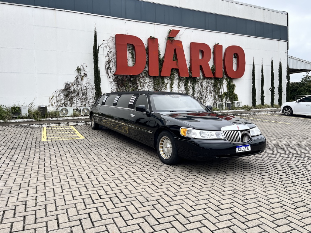 Mistério revelado: limousine que circulou por Santa Maria é a primeira da região com serviço para eventos e faz sucesso em festas