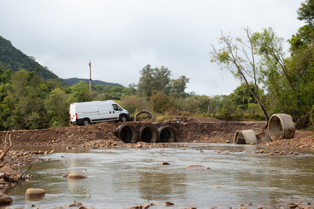 Galeria de imagens: Van que o produtor Júlio César Correa, utiliza para levar sua produção para Santa Maria