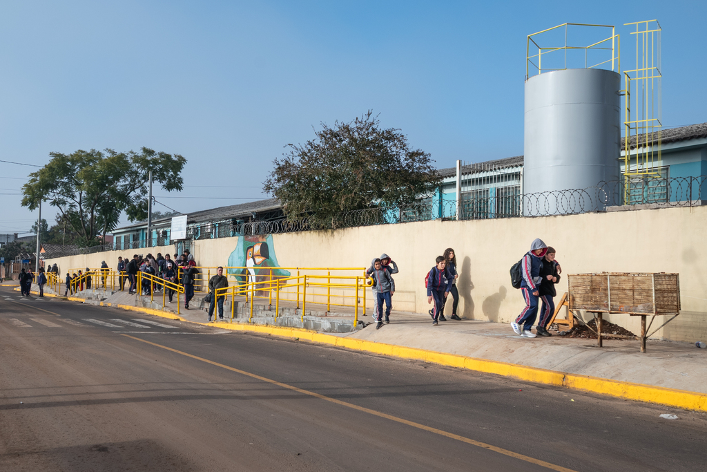 Atraso na entrega de uniformes na rede municipal leva escolas a improvisarem em Santa Maria