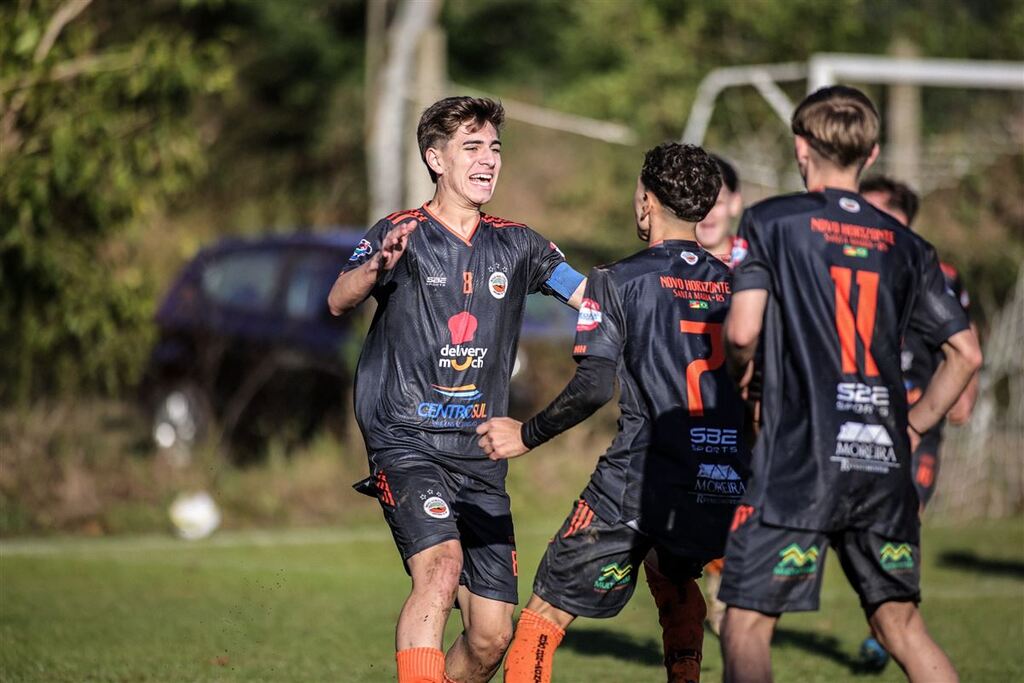 Foto: Gabriel Haesbaert (Minha Foto Em Jogo) - Jogadores do Novo Horizonte comemoram um dos gols contra o Rio Grande