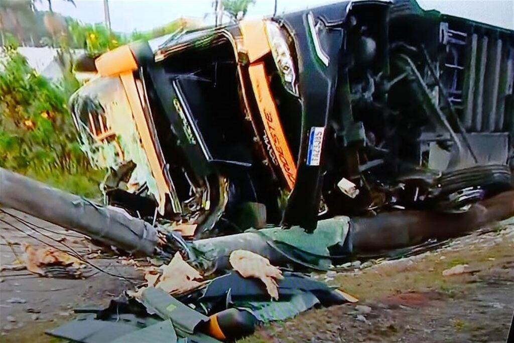 título imagem Ônibus de turismo de Porto Alegre tomba em Santa Catarina; uma morte é confirmada