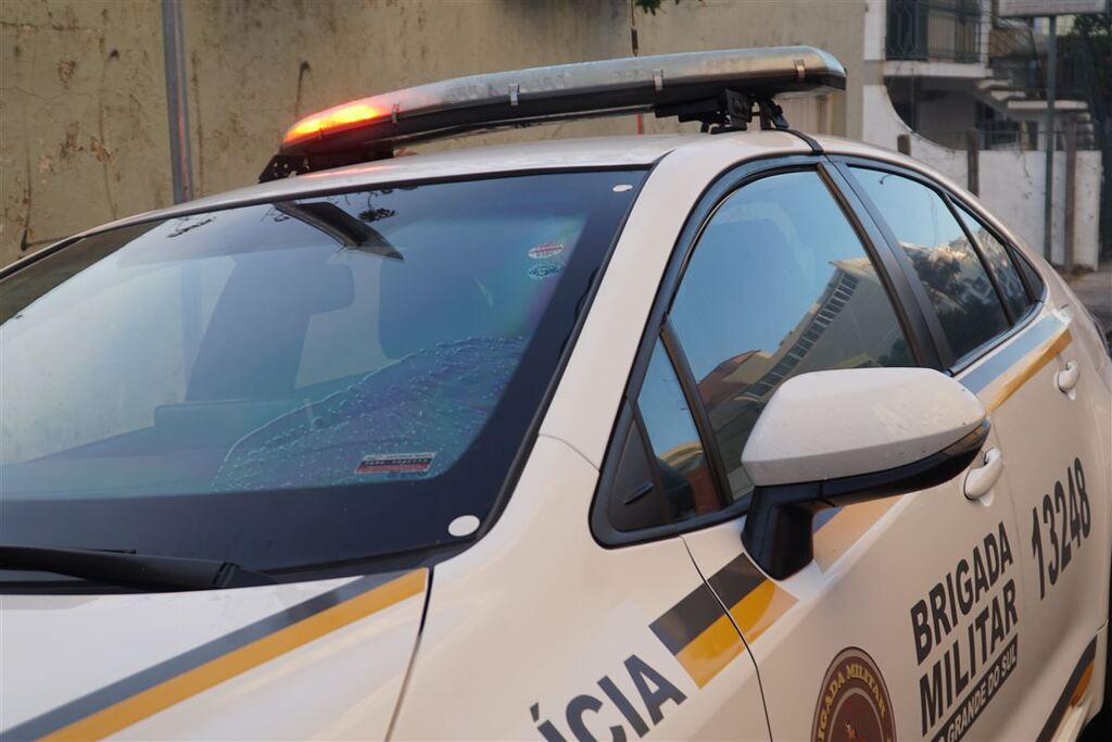 Jovem de 20 anos é preso com drogas e carro com placa clonada em Santa Maria