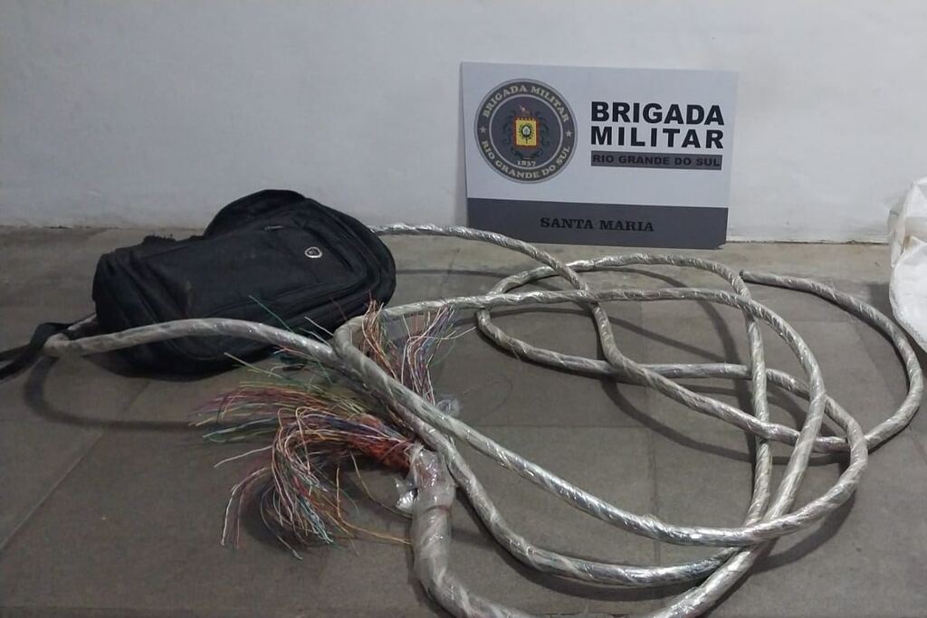 título imagem Dupla é flagrada furtando fios no centro de Santa Maria; um foi preso