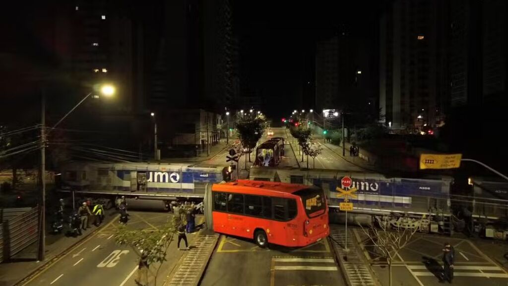 título imagem Ônibus biarticulado se parte ao meio após colisão com trem e deixa 11 feridos em Curitiba