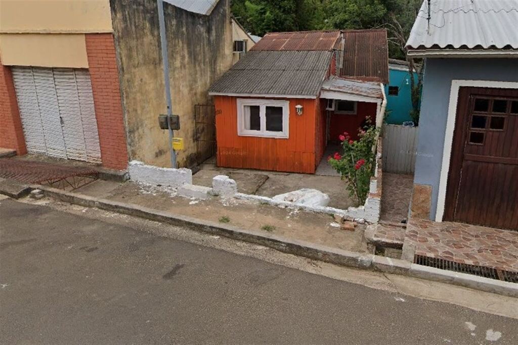 Foto: google street view (Reprodução) - Jefferson Cleiton da Rosa Vieira vivia sozinho em sua residência, no centro de São Gabriel. A Polícia Civil de São Gabriel investiga o caso