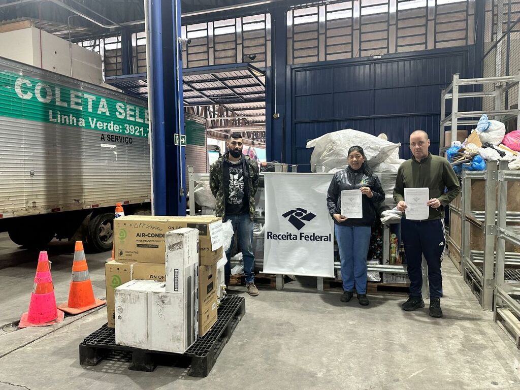 Fotos: Receita Federal de Santa Maria (Divulgação) - Maria Margarete Vidal da Silva, presidente da Associação dos Selecionadores de Materiais Recicláveis de Santa Maria, recebeu os produtos na semana passada