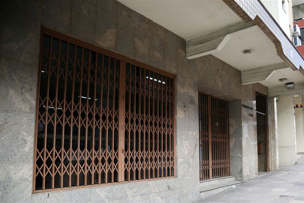 título imagem Dois homens são presos após furtar ar-condicionado em farmácia municipal de Santa Maria