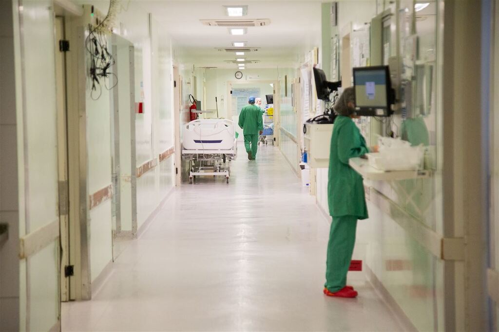 Casos de síndrome respiratória aguda grave caem no país, diz Fiocruz