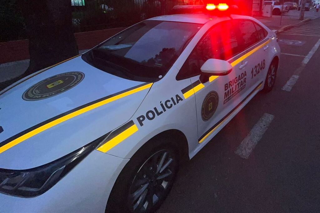 Dupla não respeita abordagem policial e acaba presa com dinheiro e drogas em Santa Maria