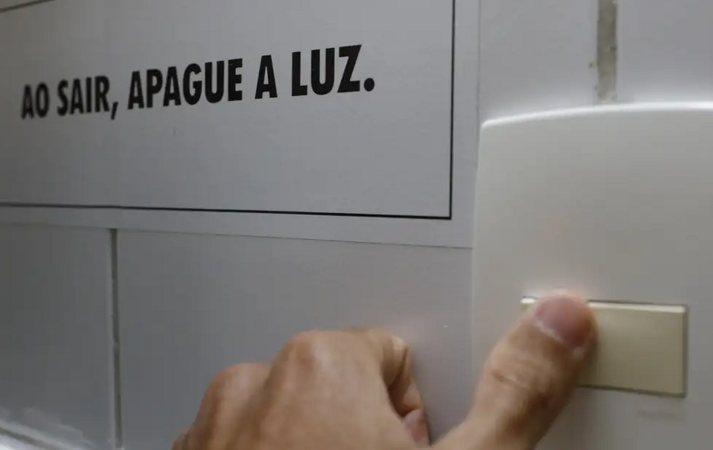 Conta de luz ficará mais cara em agosto com bandeira vermelha patamar 2