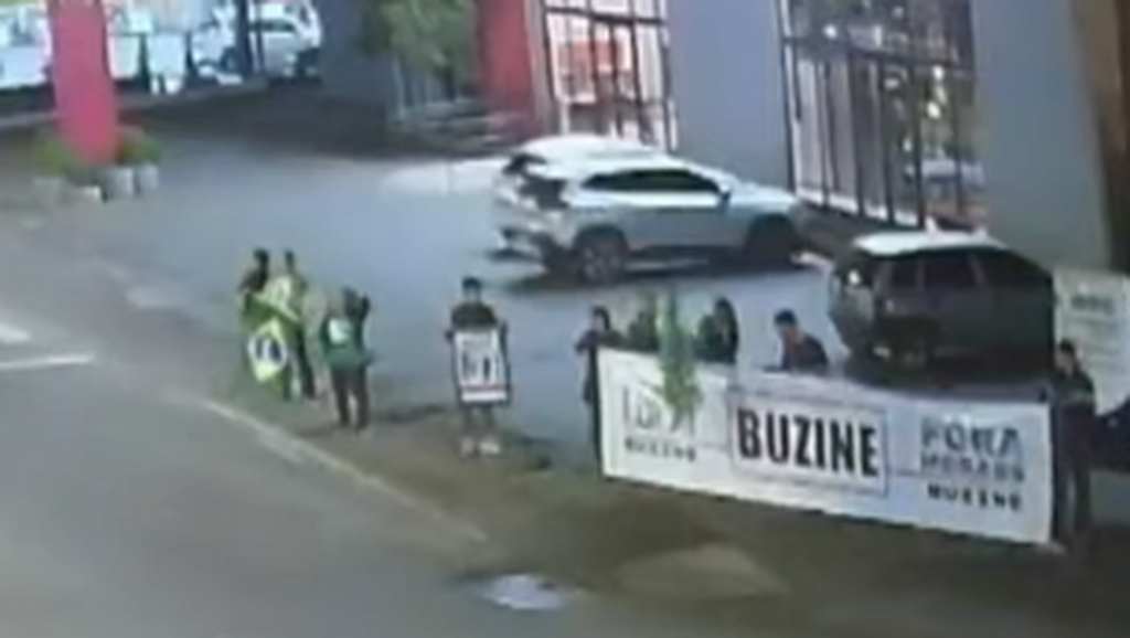 título imagem Com faixas e bandeiras do Brasil, grupo protesta contra ministro do STF e presidente Lula em Santa Maria