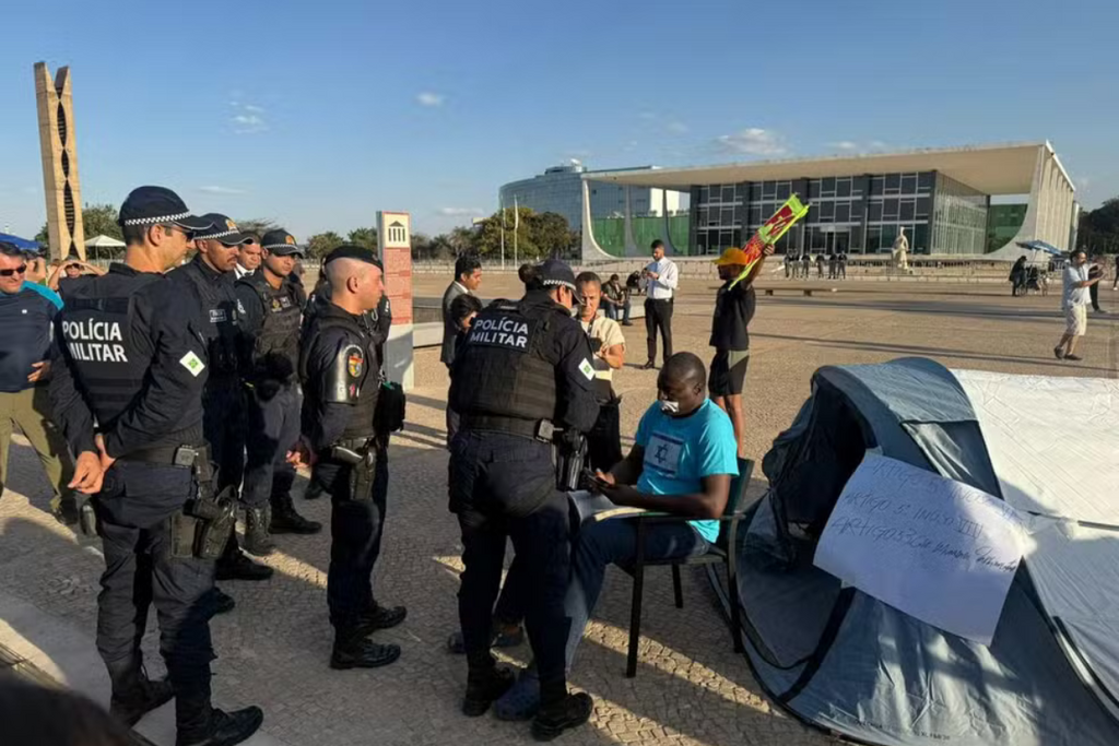 Aliado de Bolsonaro abandona protesto em Brasília após ordem do STF