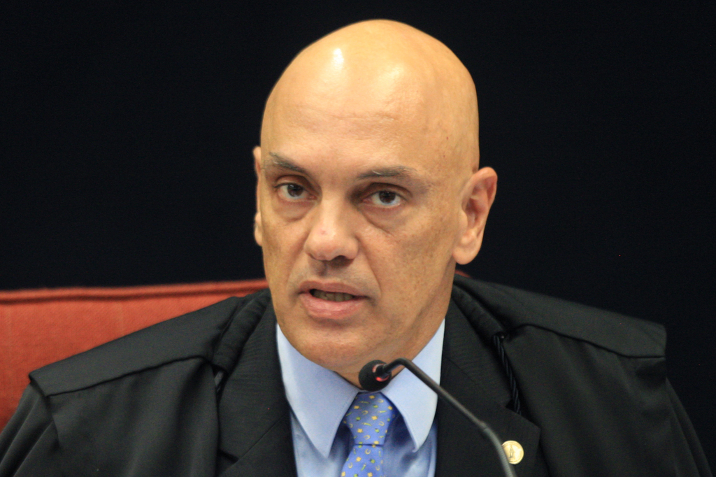 Moraes vê risco à democracia e proíbe atos na Praça dos Três Poderes
