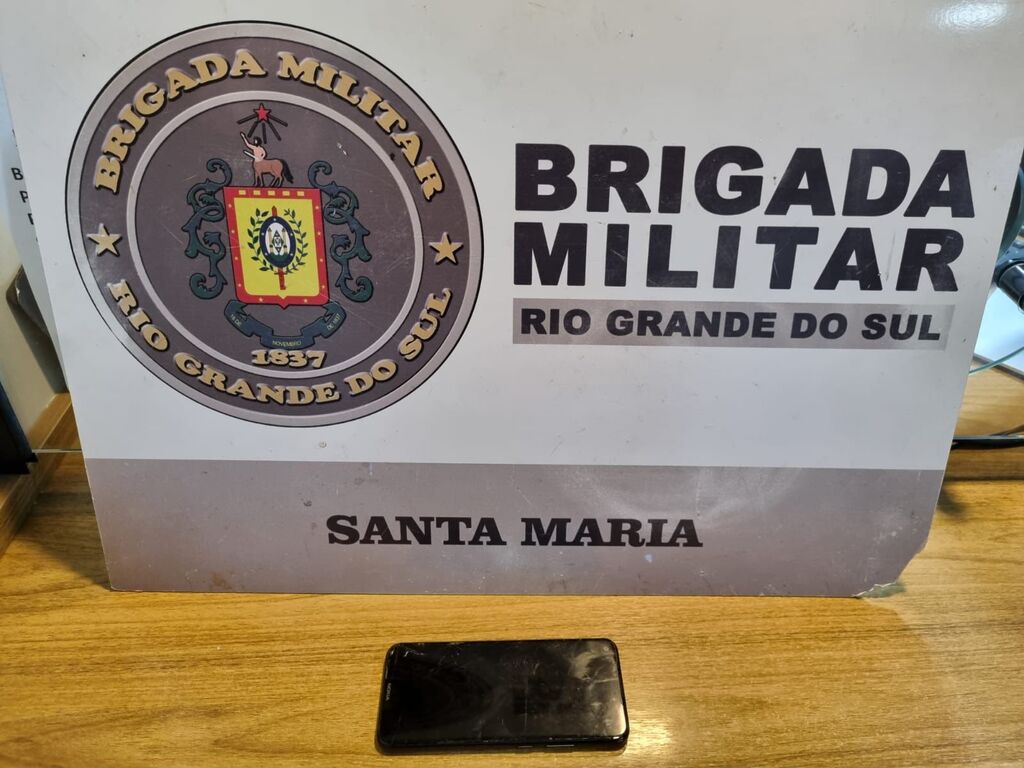 Homem com antecedentes e menor são flagrados após roubo a pedestre em Santa Maria
