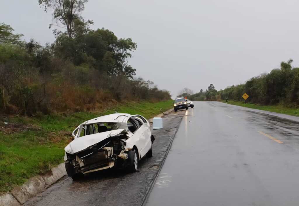 título imagem Capotamento deixa três feridos na BR-290, em Santa Margarida do Sul