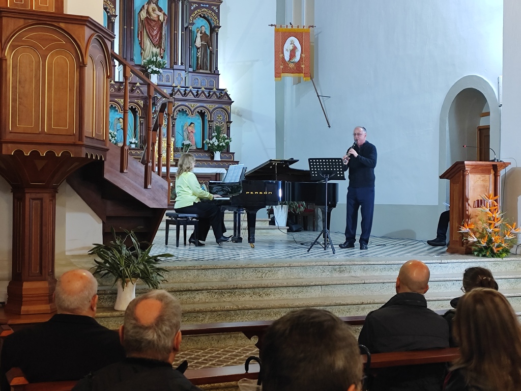 Foto: Mateus Rossato (Diário) - Professores Guilherme Garbosa e Silvia Hasselaar da UFSM apresentaram músicas clássicas na cerimônia de abertura