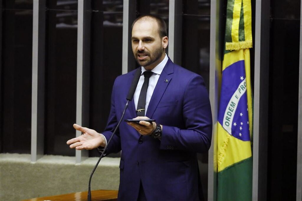 Com licença vencida, Eduardo Bolsonaro busca manter mandato mesmo fora do Brasil