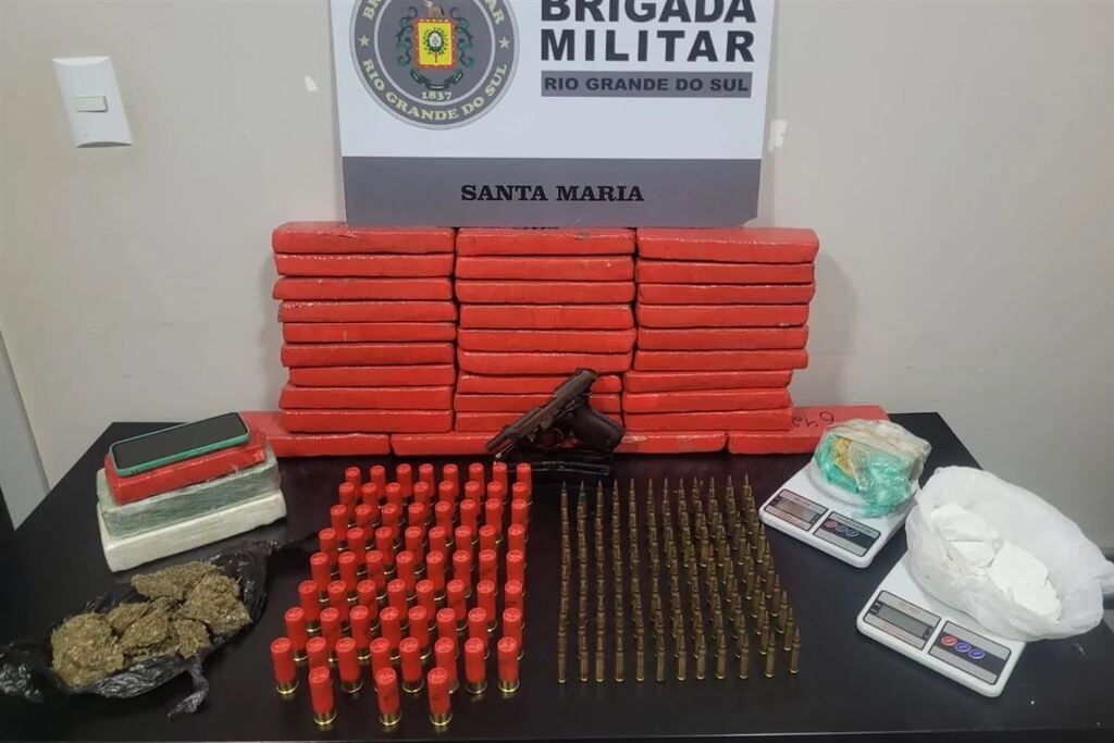 Brigada Militar prende jovem com mais de 19 kg de drogas e quase 200 munições em Santa Maria