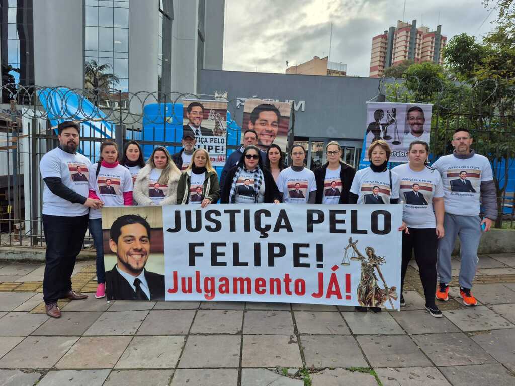 título imagem Caso Felipe Rita: Justiça cancela audiência programada para esta segunda, mas família mantém protesto no Fórum de Santa Maria