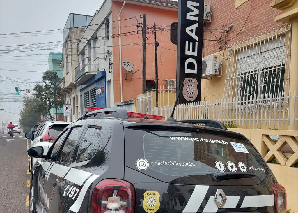 Polícia Civil prende dois jovens por descumprimento de medidas protetivas e lesão corporal em Santa Maria