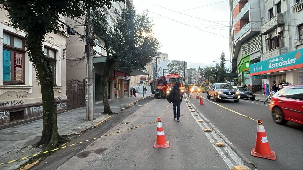 Explosão em poste interdita trecho da Rua Acampamento em Santa Maria