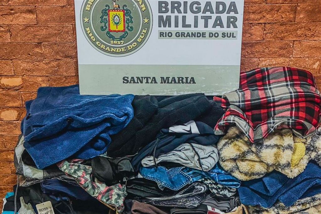 Dois jovens são presos após arrombar e furtar pijamas, vestidos, pantufa e chinelos de loja no centro de Santa Maria