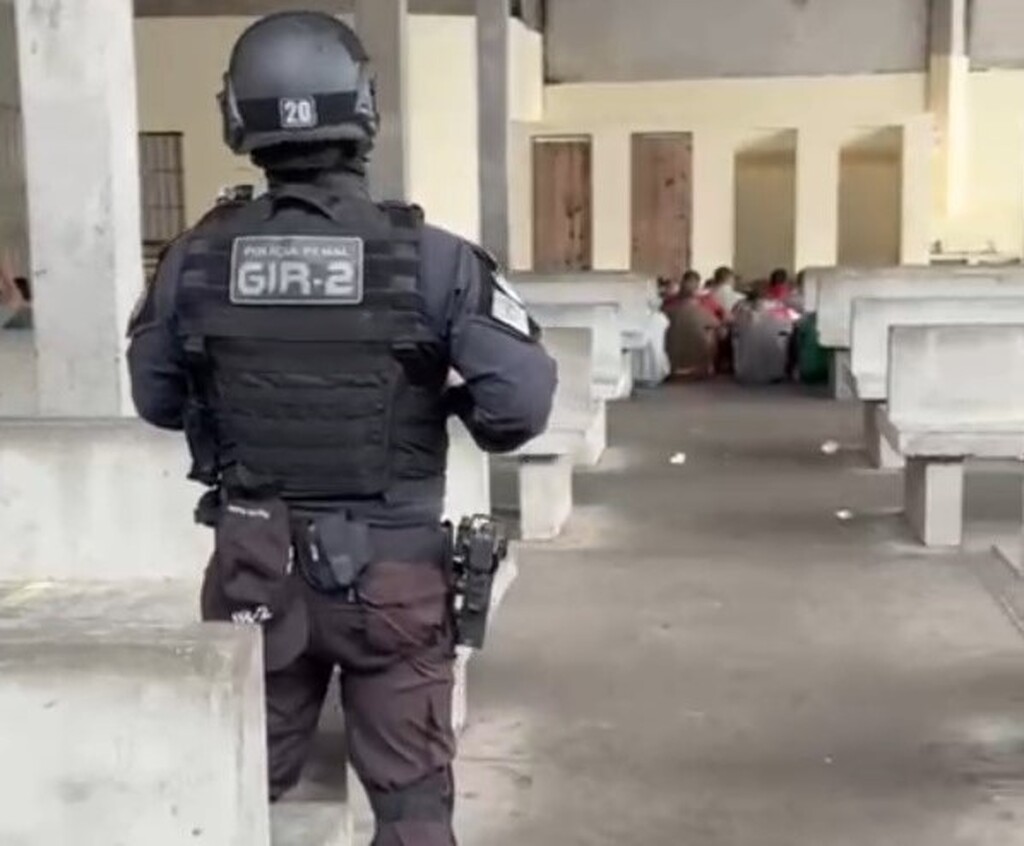 VÍDEO: Polícia Penal recolhe telefones e carregadores de celular durante revista geral na penitenciária de Santa Maria