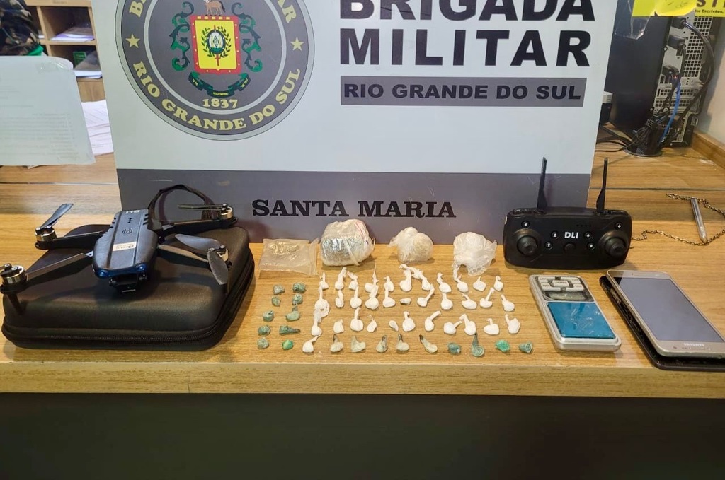 Mulher com tornozeleira eletrônica é presa por tráfico de drogas em Santa Maria Mulher com tornozeleira eletrônica é presa por tráfico de drogas em Santa Maria