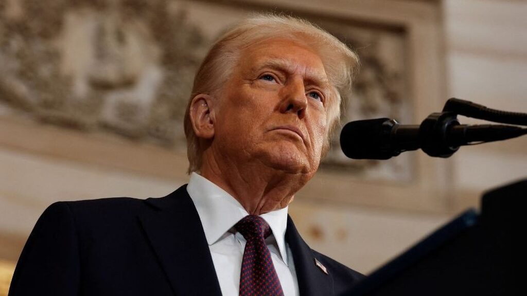 Trump assina decreto que impõe tarifa de 50% sobre produtos brasileiros