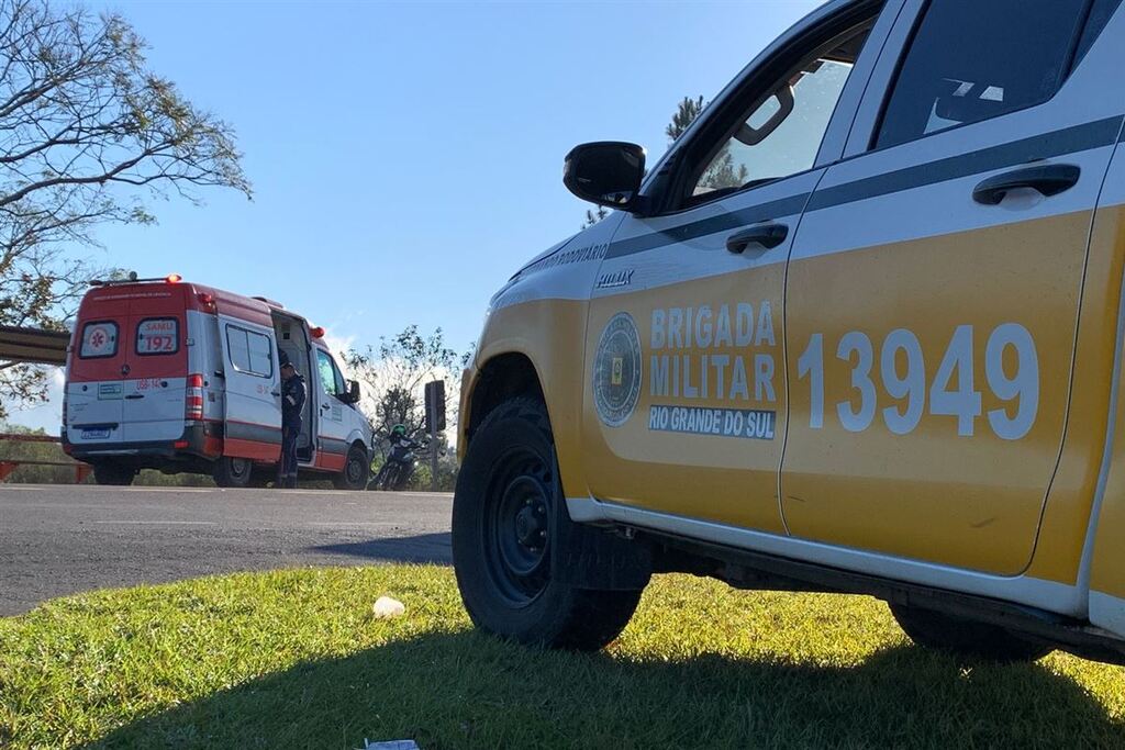 Colisão entre carro e moto deixa jovem ferida na RSC-287, em Camobi