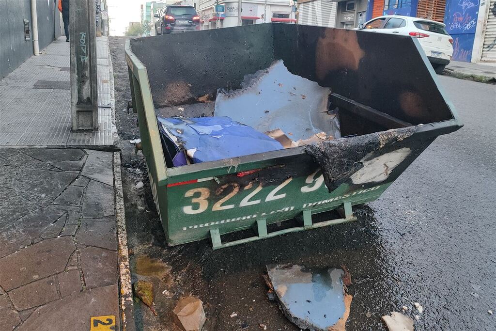 Caçamba de entulho é incendiada no Centro de Santa Maria e Bombeiros controlam fogo