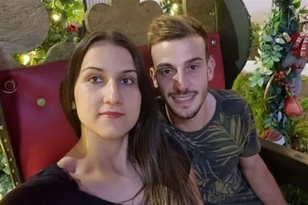 Homem mata esposa a facadas, faz foto do corpo e envia para a família em SC Homem mata esposa a facadas, faz foto do corpo e envia para a família em SC