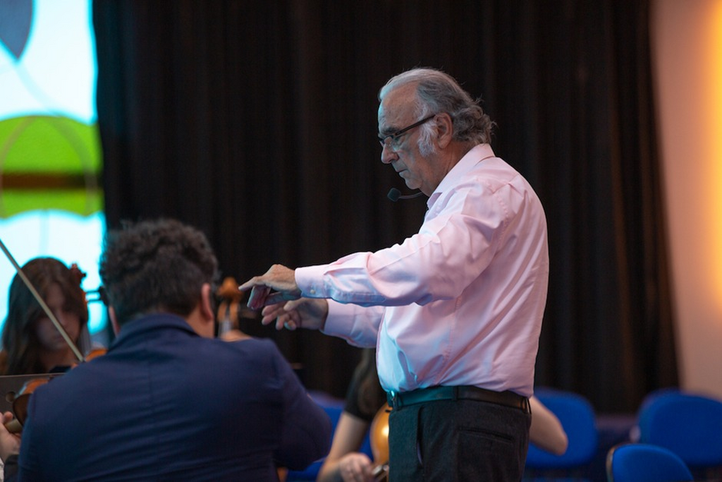 Maestro espanhol Jordi Mora vem ao Brasil reger a Orquestra Jovem Recanto Maestro em evento gratuito