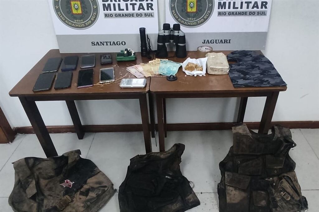 Ação conjunta em Jaguari prende dupla, apreende adolescente e retira de circulação quase 1kg de crack