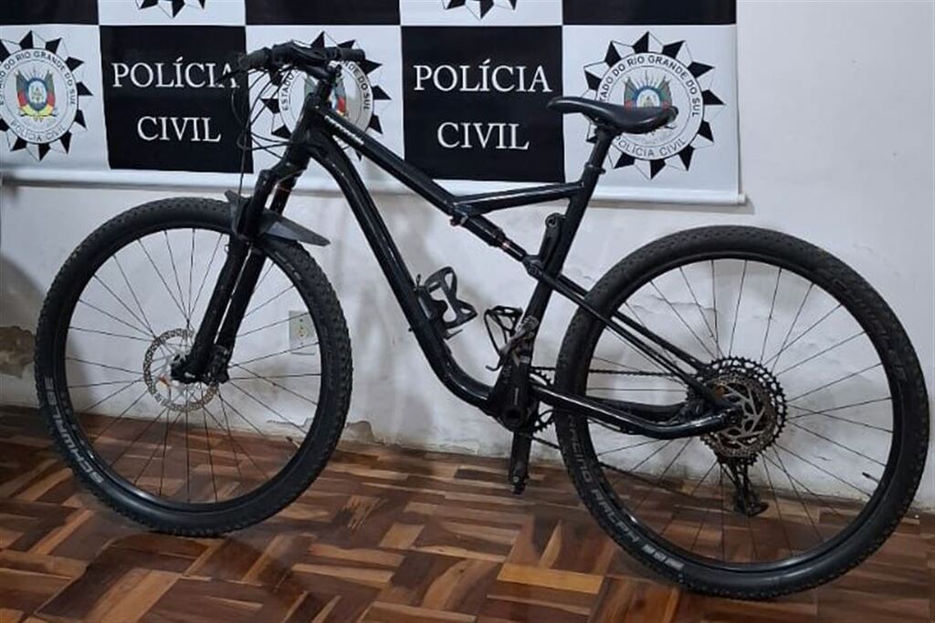 Polícia Civil recupera bicicleta avaliada em R$ 15 mil que havia sido furtada em Santa Maria Polícia Civil recupera bicicleta avaliada em R$ 15 mil que havia sido furtada em Santa Maria