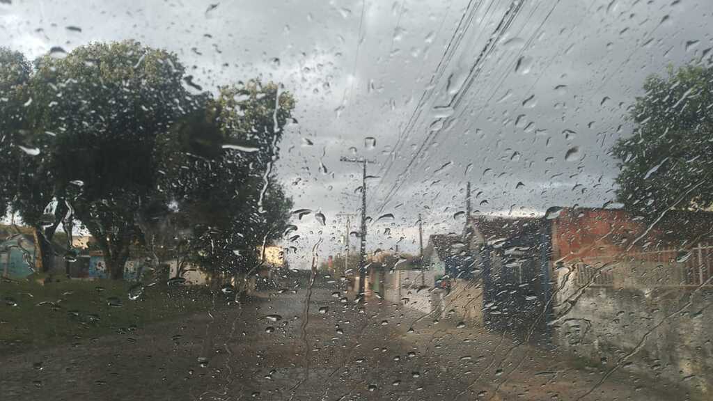 Bairros de Santa Maria enfrentam granizo e ventania com chegada da chuva