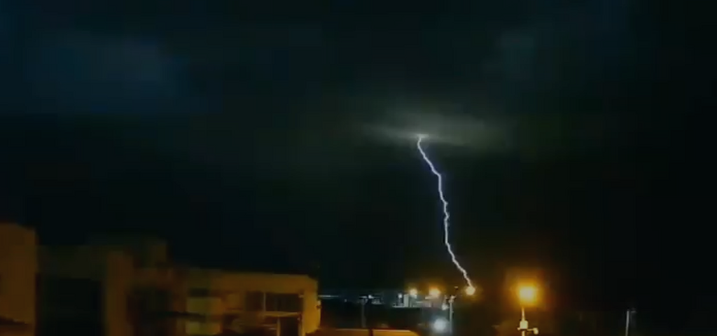 VÍDEO: Estação registra mais de 1,4 mil raios até a tarde deste domingo em Santa Maria
