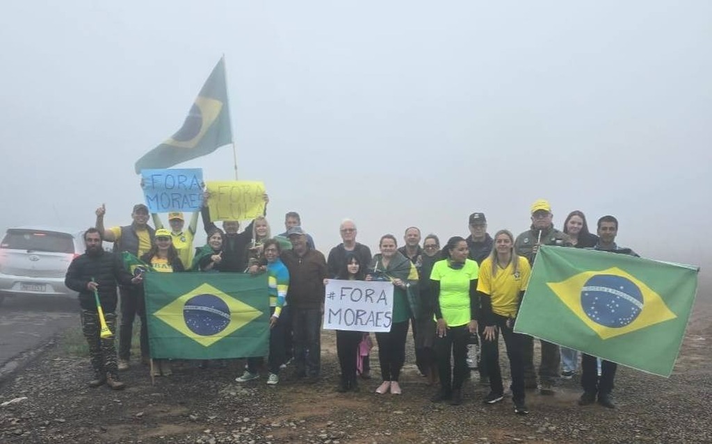 Foto: Reprodução - Grupo se reuniu à tarde às margens da BR-158, em um dos principais acessos ao município