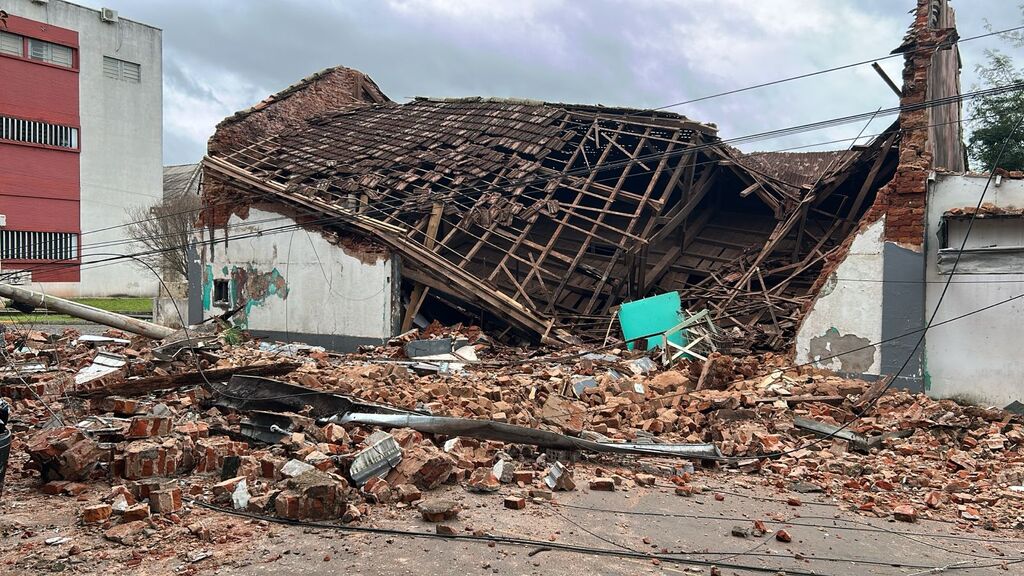 Estrutura de casa desaba, derruba fiação elétrica e atinge carro em Cruz Alta