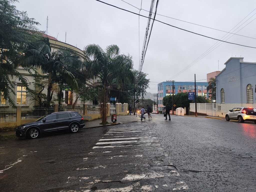 Chuva marca volta às aulas em Santa Maria nesta segunda-feira; tempo deve estabilizar à noite