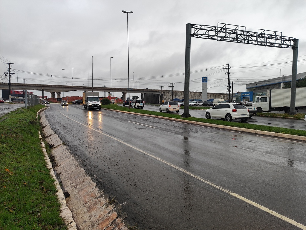 VÍDEO: Obras, congestionamentos e alagamentos causam transtornos no trânsito em Santa Maria na manhã desta segunda-feira de chuva